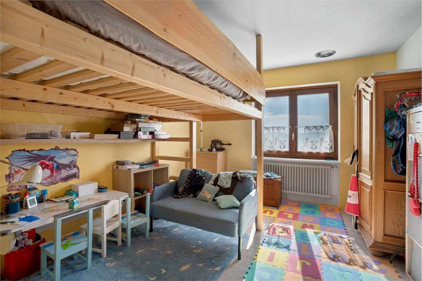 Semi-detached villa with large land - great opportunity for enhancement - Photo 9 of 13