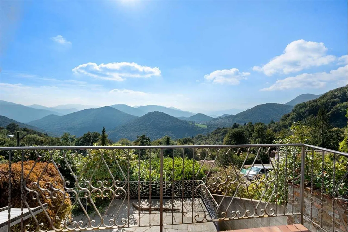 Semi-detached villa with large land - great opportunity for enhancement - Photo 11 of 13