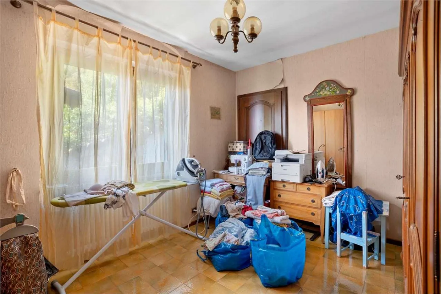 Semi-detached villa with large land - great opportunity for enhancement - Photo 12 of 13