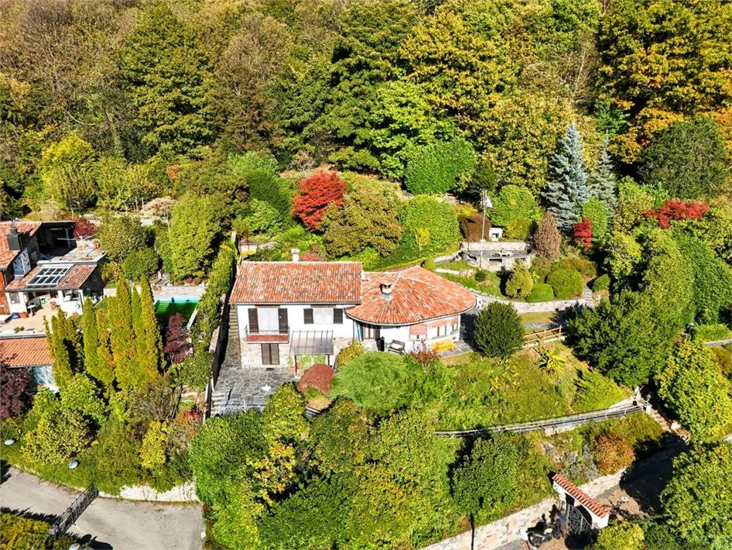 Semi-detached villa with large land - great opportunity for enhancement - Photo 1 of 13