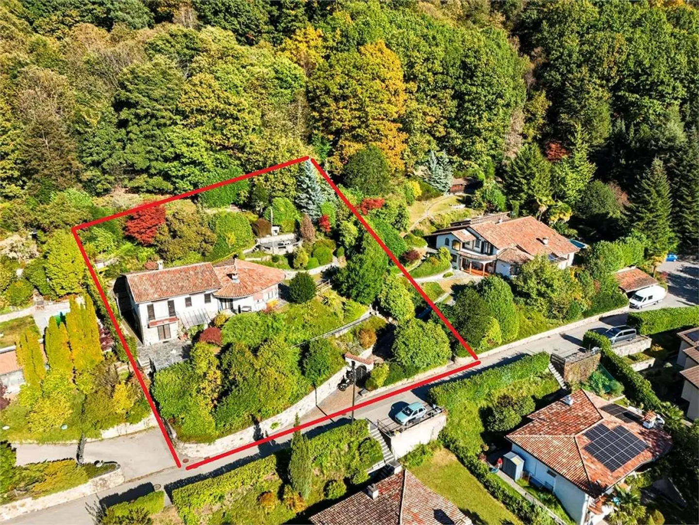 Semi-detached villa with large land - great opportunity for enhancement - Photo 2 of 13