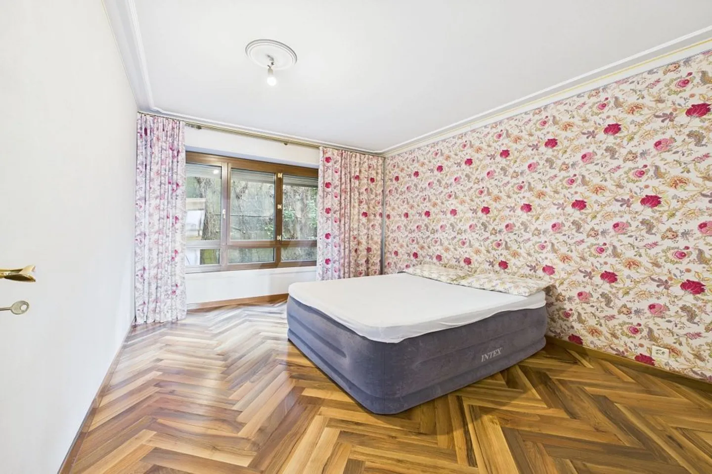 4 ½ Room Apartment with Breathtaking Views of Lugano and Monte Brè - Photo 9 of 13