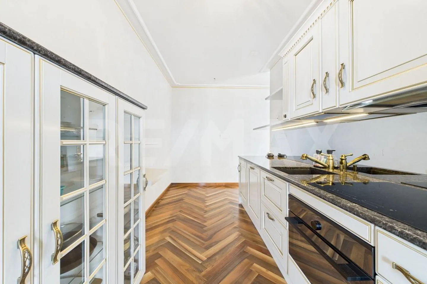 4 ½ Room Apartment with Breathtaking Views of Lugano and Monte Brè - Photo 7 of 13