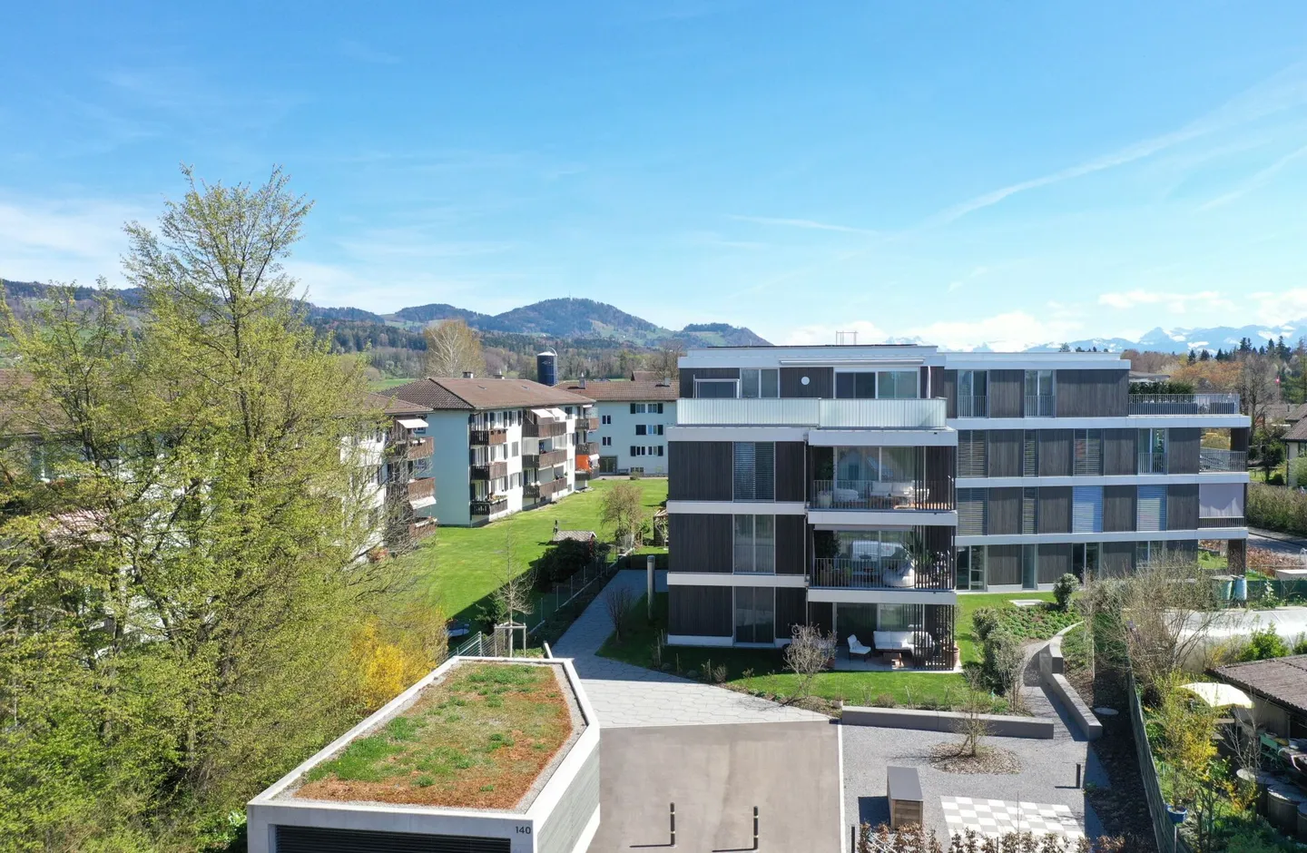 Appartamento giardino elegante di 4,5 stanze in costruzione ibrida in legno nobile - Foto 1 di 15