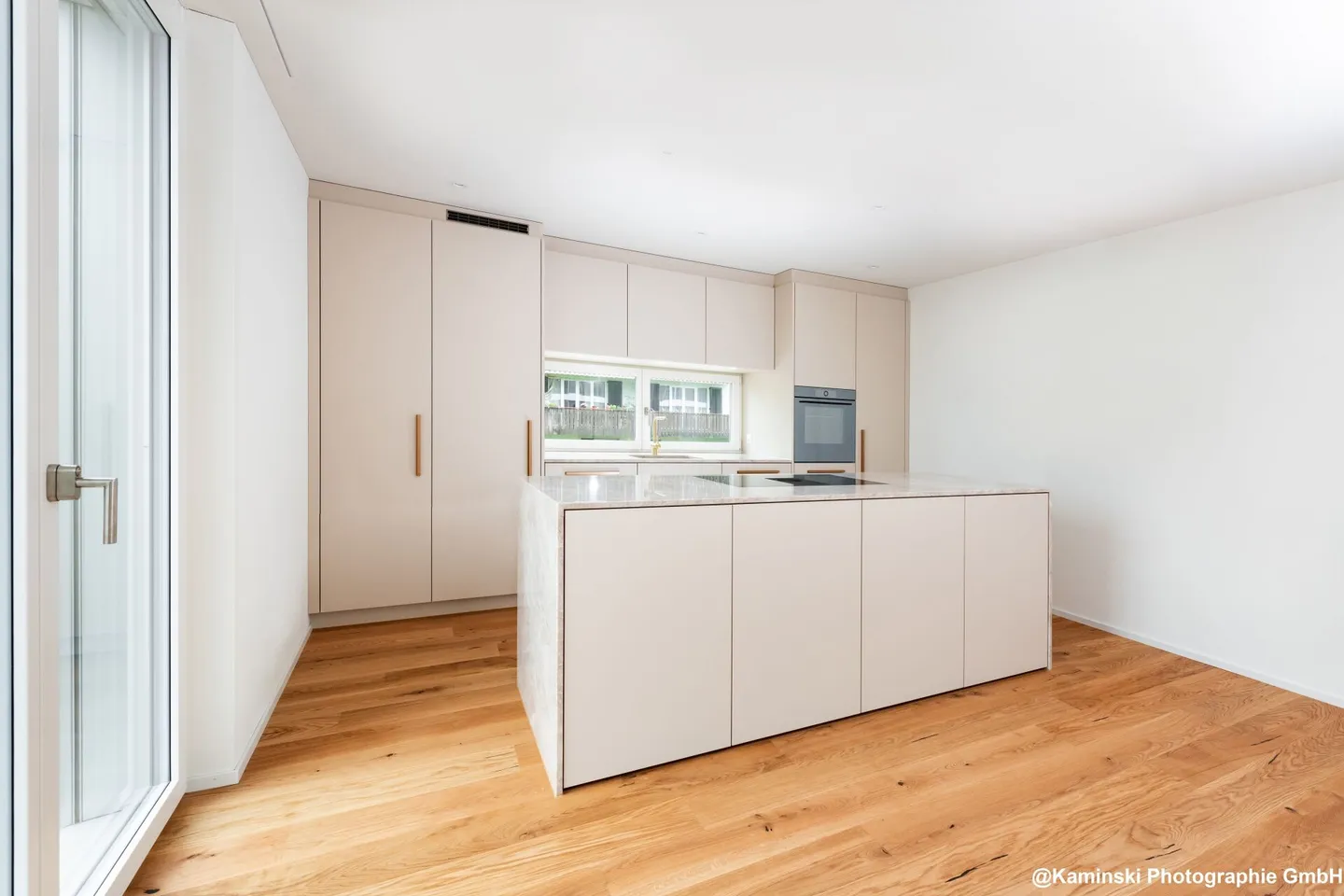 Appartamento giardino elegante di 4,5 stanze in costruzione ibrida in legno nobile - Foto 4 di 15