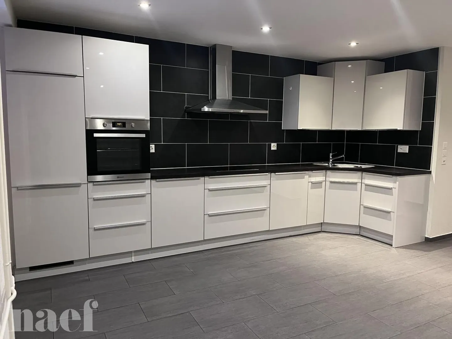 3.5 Room Apartment - Photo 2 of 12