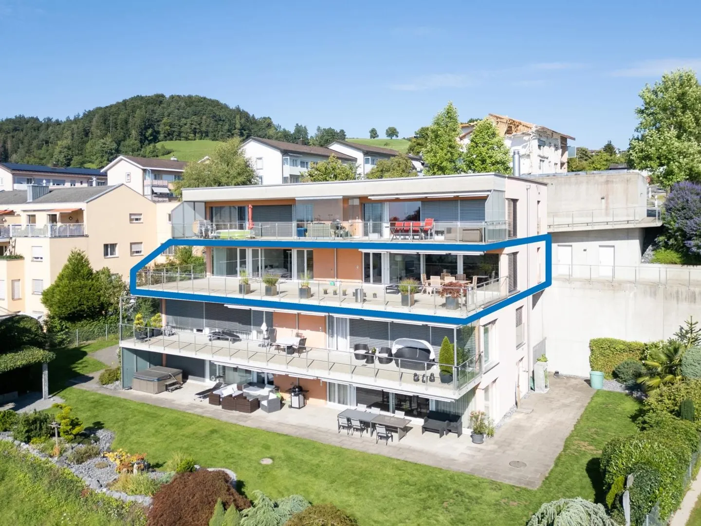Grosszügiges Wohnjuwel an grandioser Aussichtslage - Foto 1 von 8