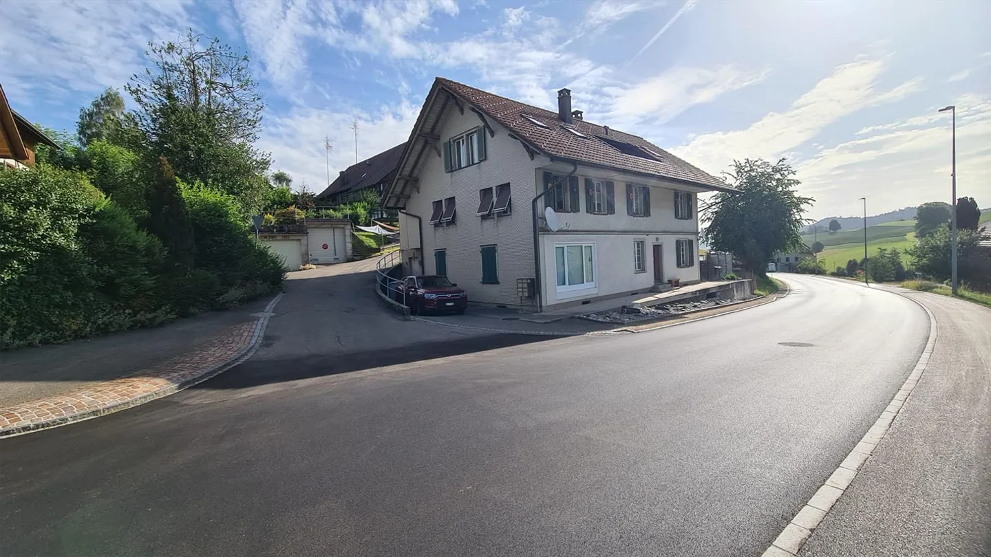 Grosszügiges Mehrfamilienhaus mit top Rendite und Parkmöglichkeit, ... - Photo 2 of 8