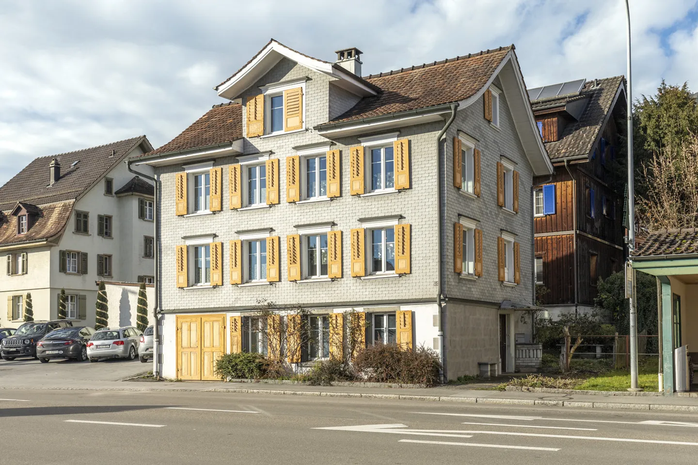 Vielseitiges Familienhaus in zentraler Lage - Foto 1 von 13