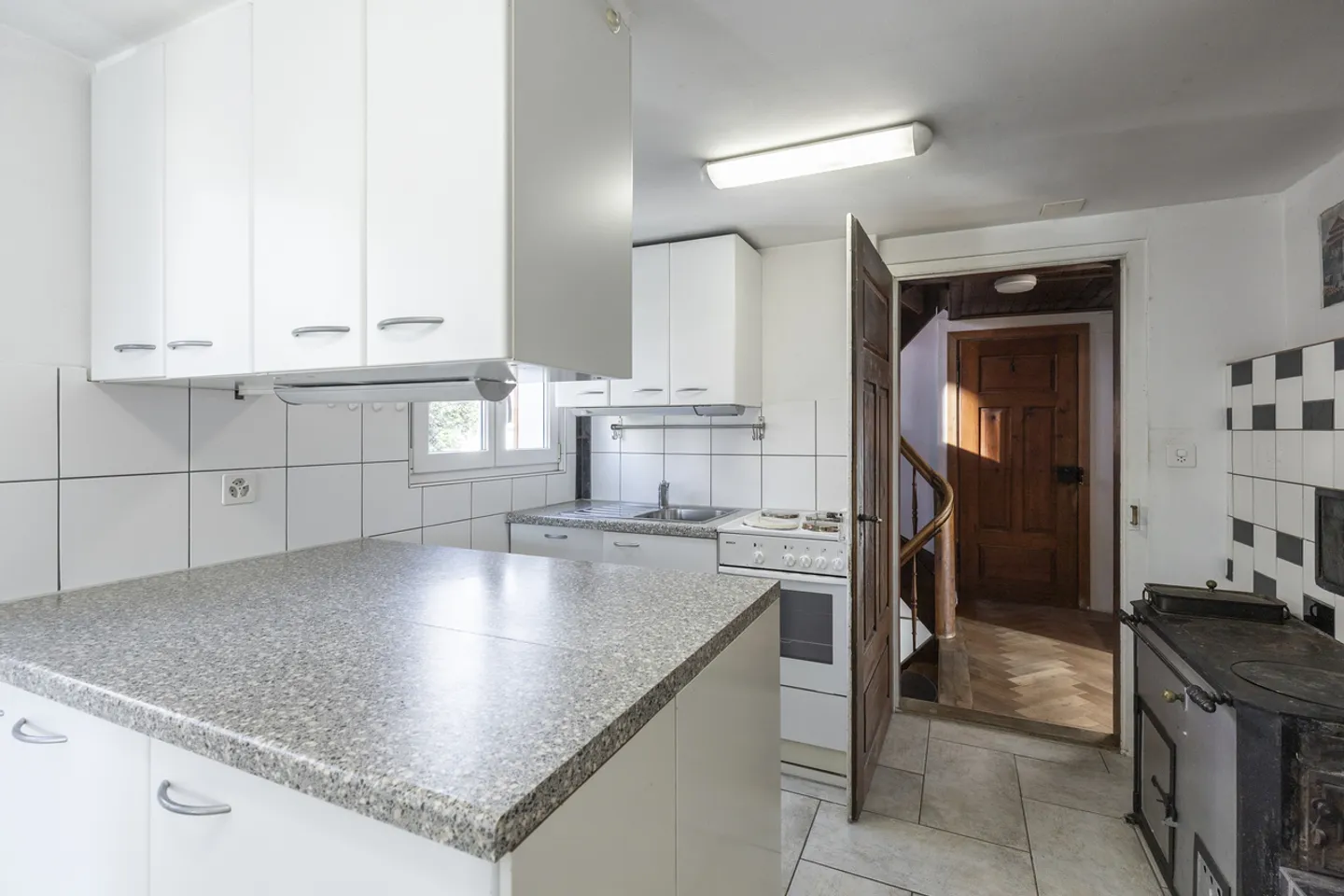 Vielseitiges Familienhaus in zentraler Lage - Foto 3 von 13