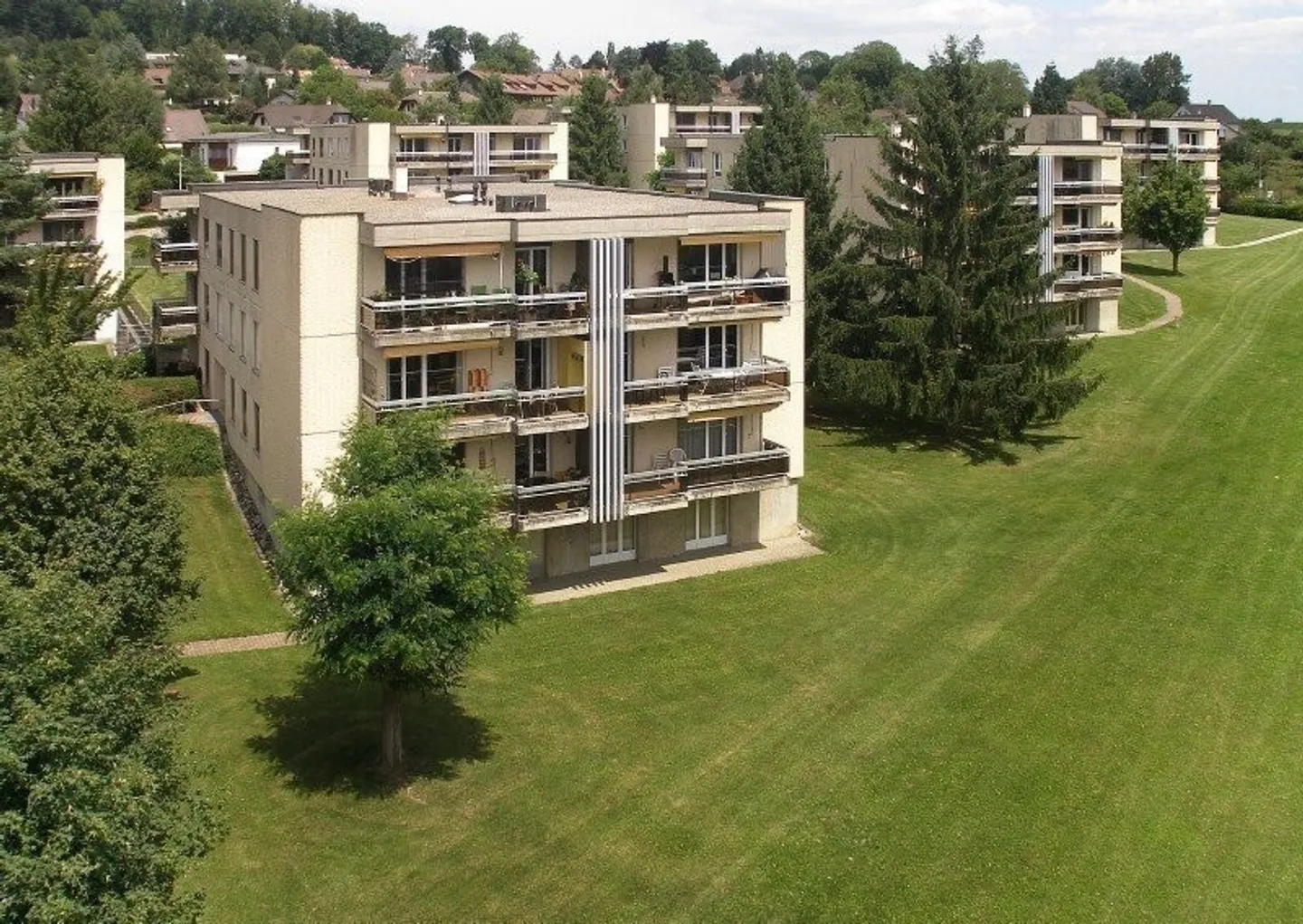 La tua nuova casa circondata dal verde - Foto 2 di 9