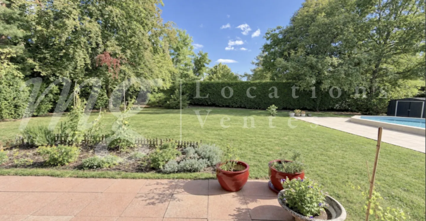 GROSSES EINZELHAUS MIT 8 ZIMMERN -- SEHR SCHÖNER EINGEZÄUNTER GARTEN MIT NEUEM POOL - Foto 2 von 11