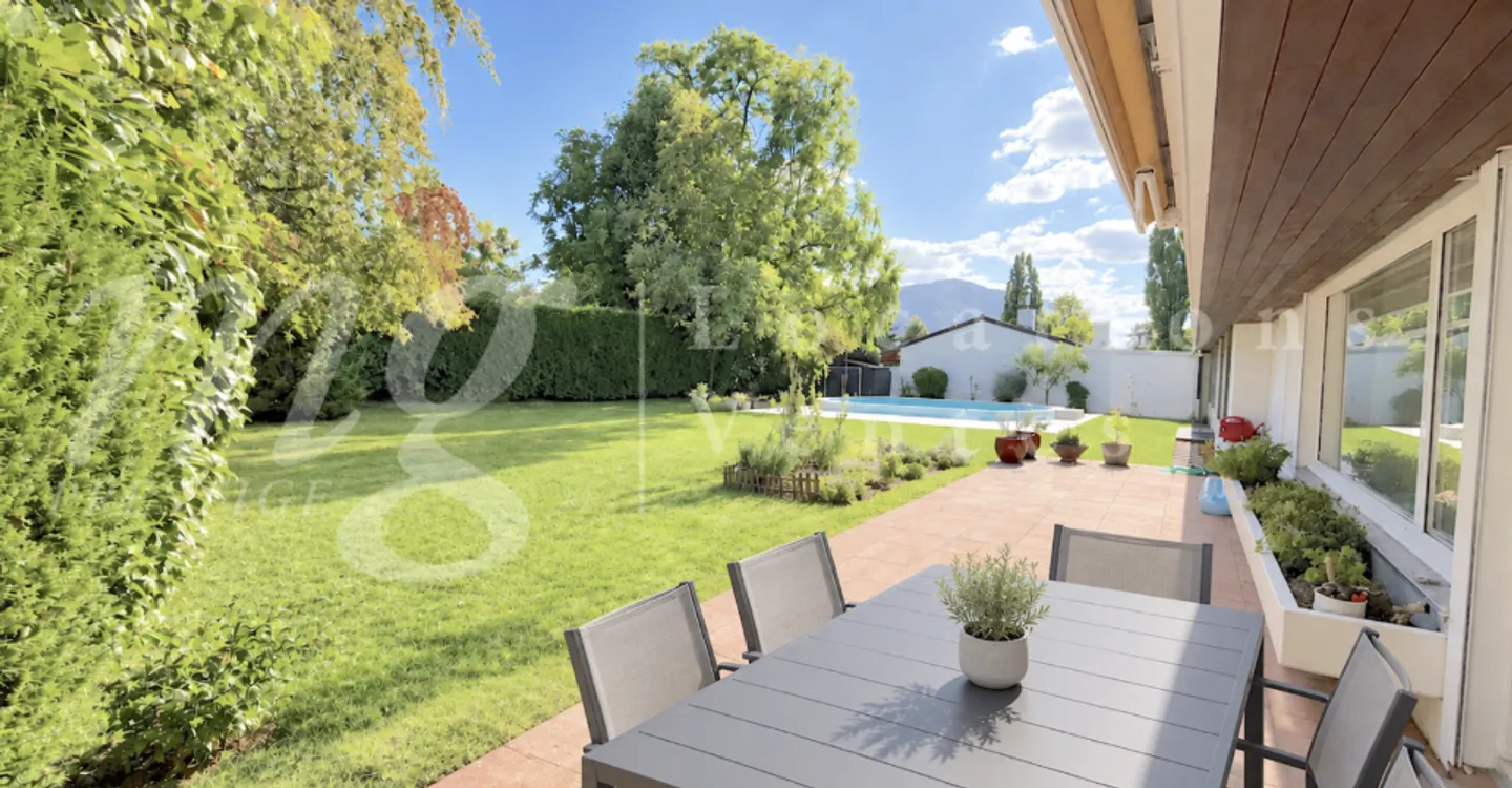 GROSSES EINZELHAUS MIT 8 ZIMMERN -- SEHR SCHÖNER EINGEZÄUNTER GARTEN MIT NEUEM POOL - Foto 3 von 11