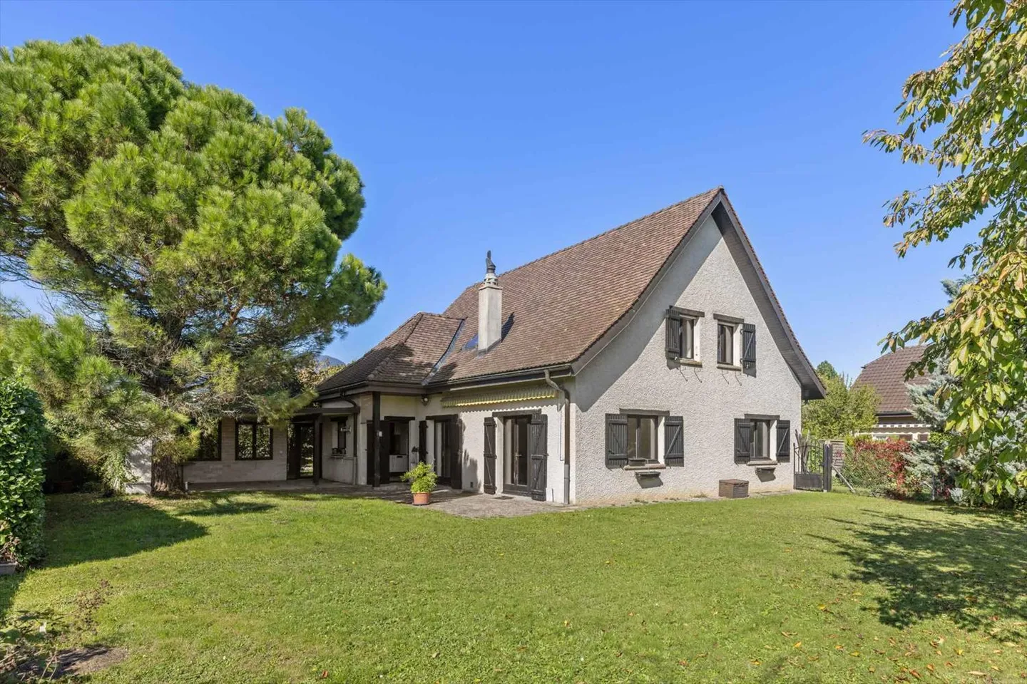 Charming Family Villa Near Shops - Photo 1 of 13