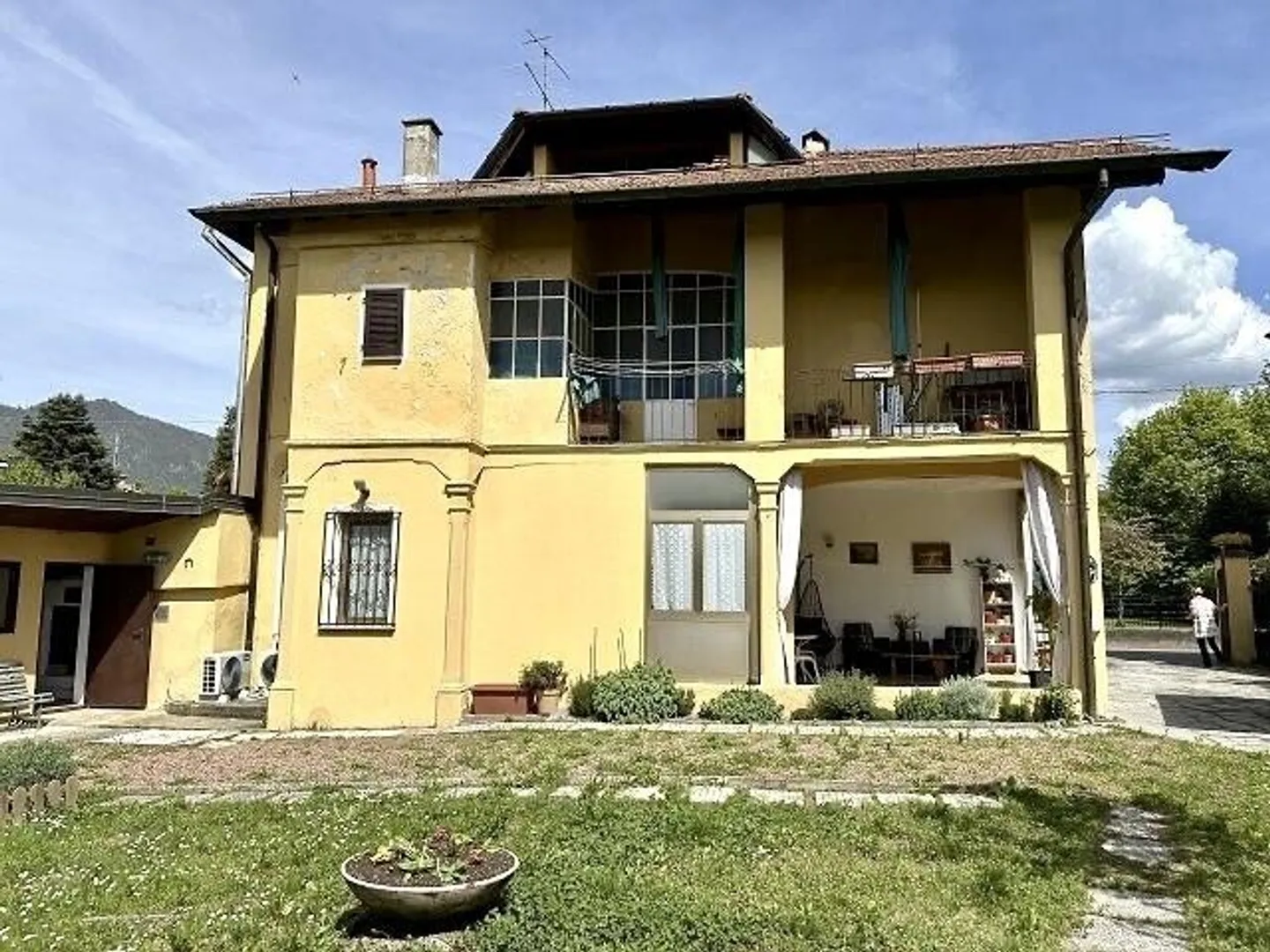 2-Familienhaus an sehr ruhiger, sonniger, zentraler Lage / casa bifamilare con giardino, molto tranquillo, soleggiata - Foto 1 di 13
