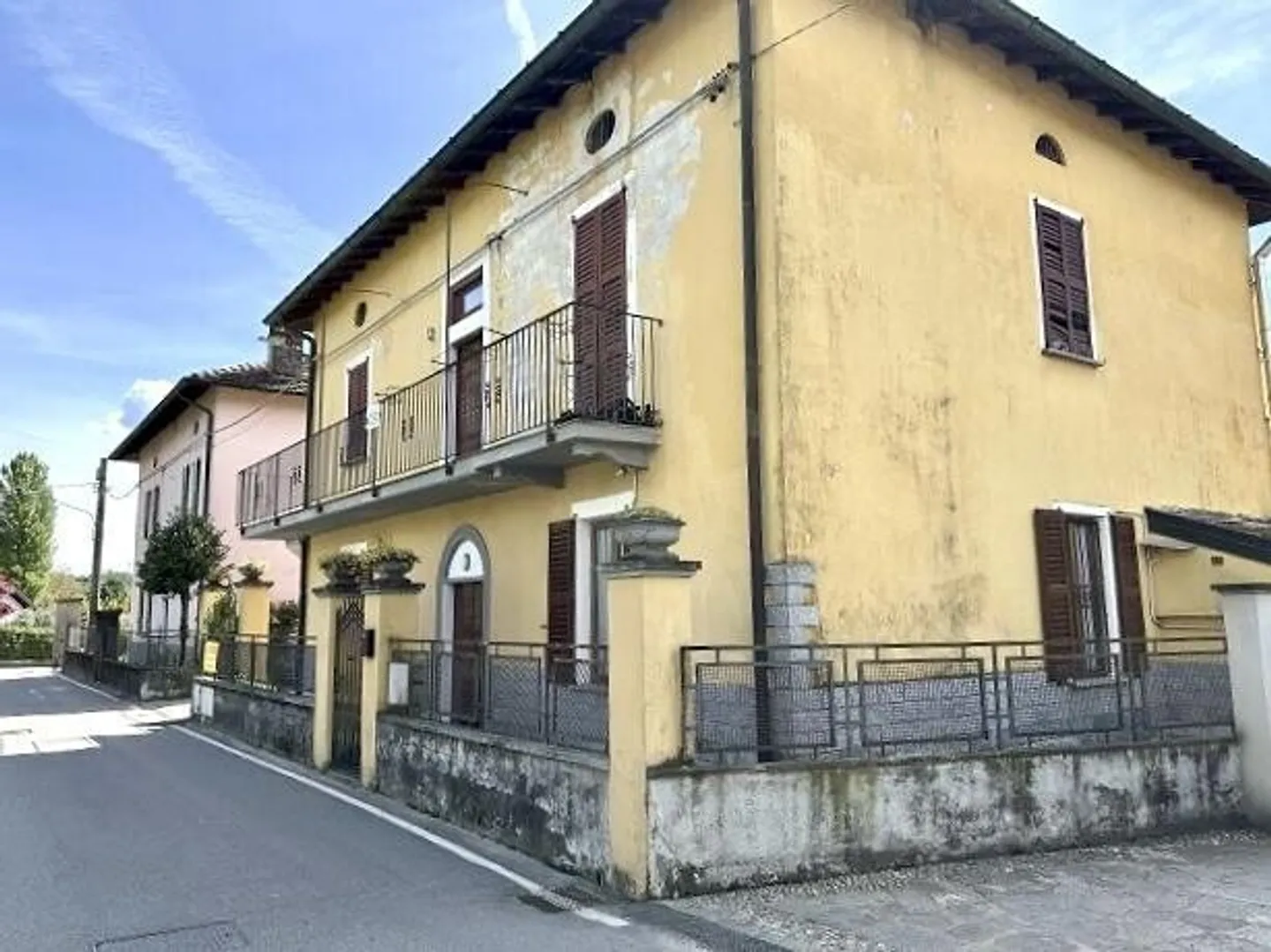 2-Familienhaus an sehr ruhiger, sonniger, zentraler Lage / casa bifamilare con giardino, molto tranquillo, soleggiata - Foto 2 di 13