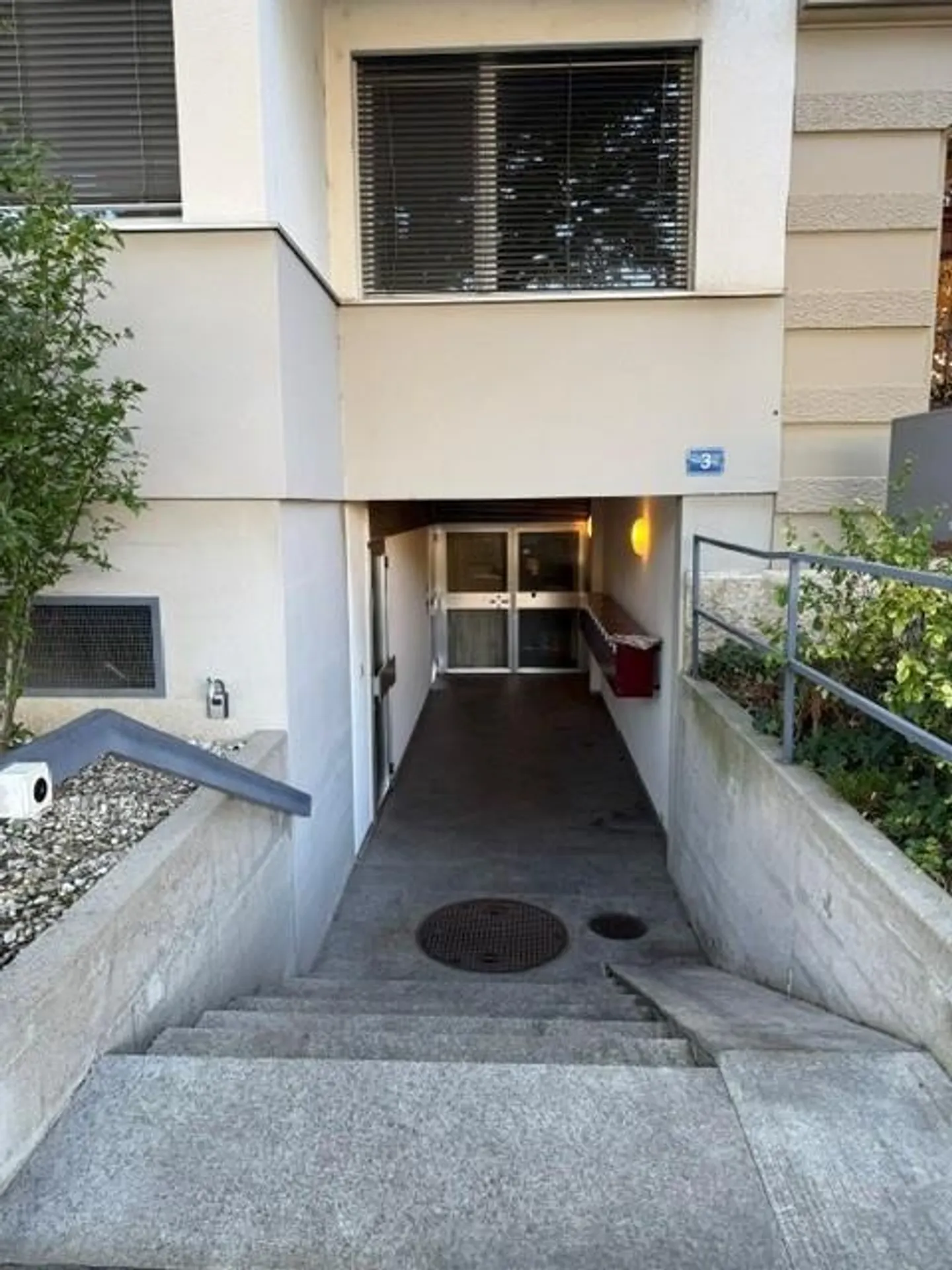 Espace de stockage spacieux au rez-de-chaussée - Photo 1 sur 8