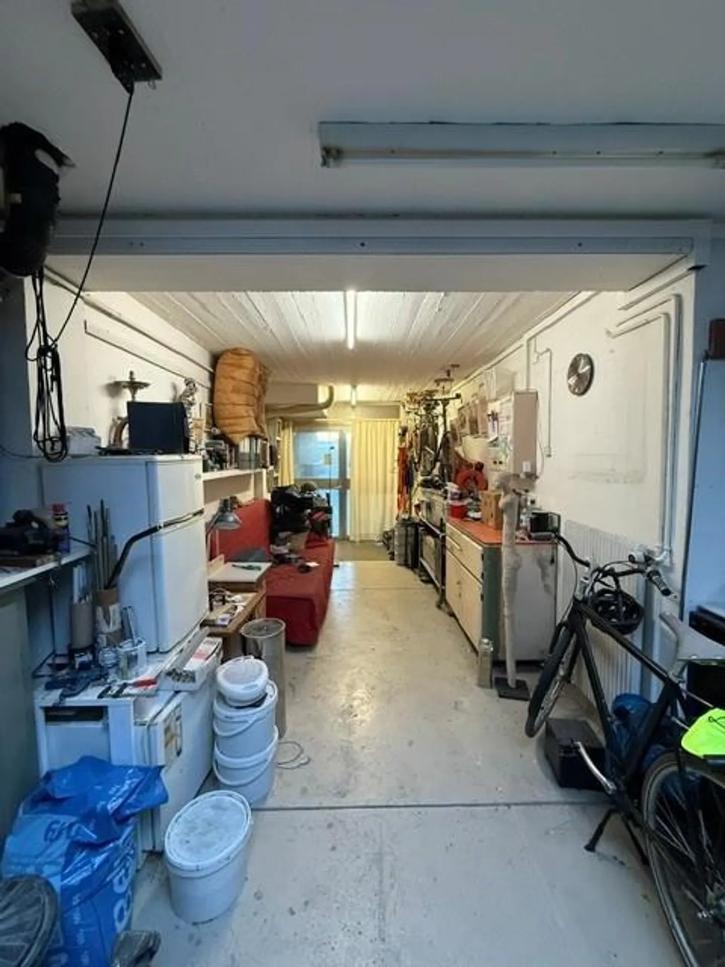 Espace de stockage spacieux au rez-de-chaussée - Photo 2 sur 8