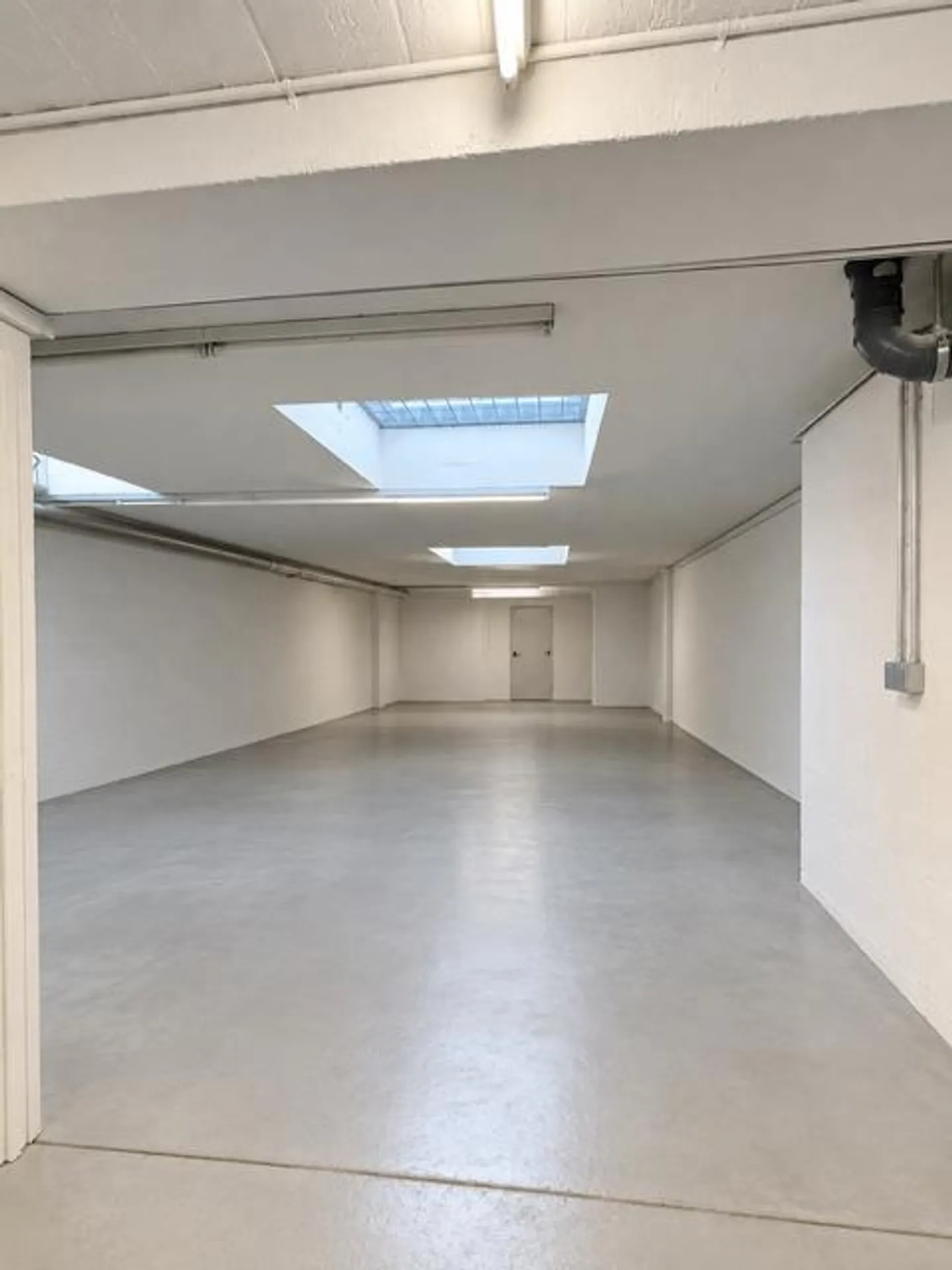 Espace de stockage spacieux au rez-de-chaussée - Photo 3 sur 8