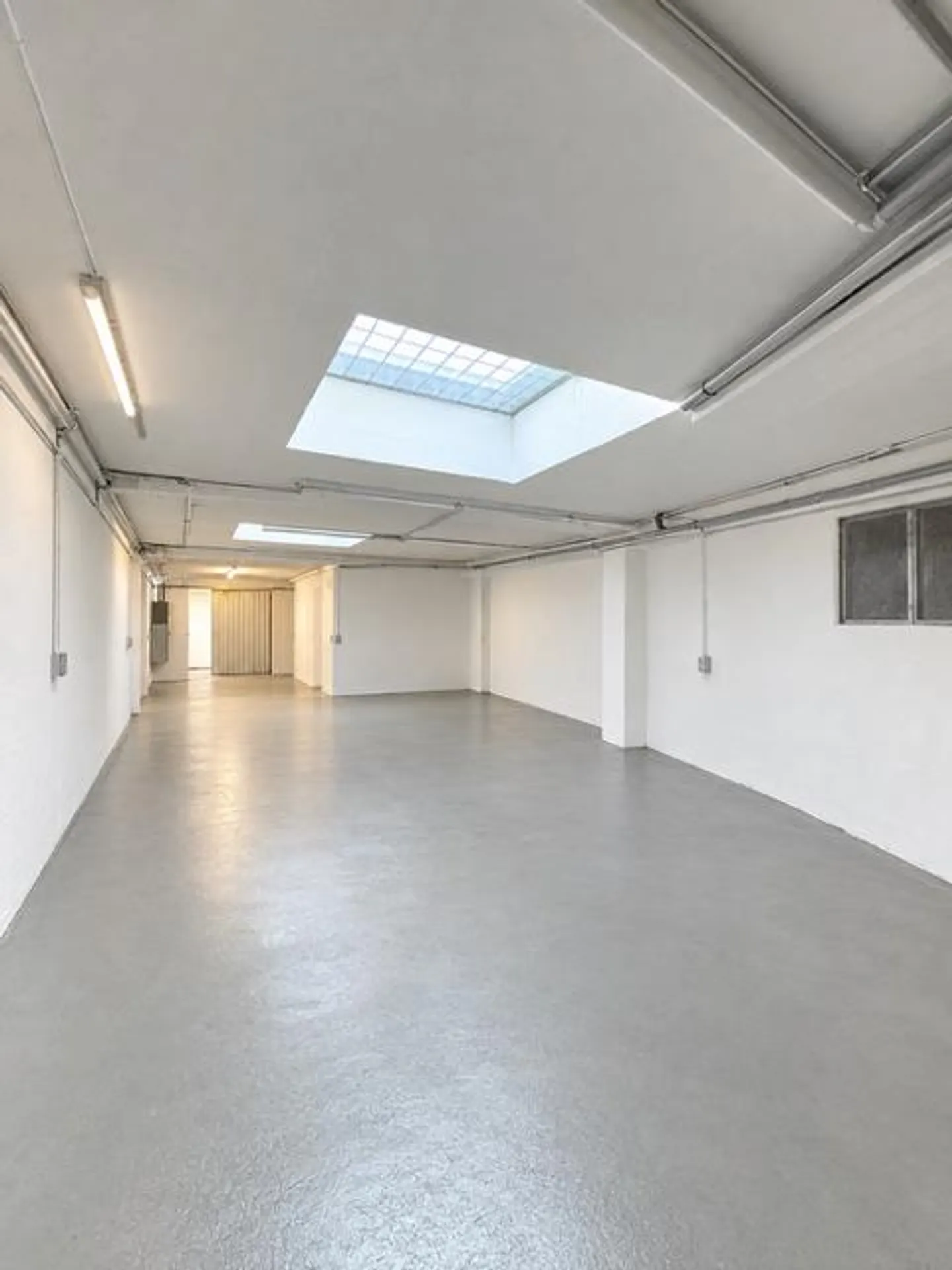 Espace de stockage spacieux au rez-de-chaussée - Photo 5 sur 8