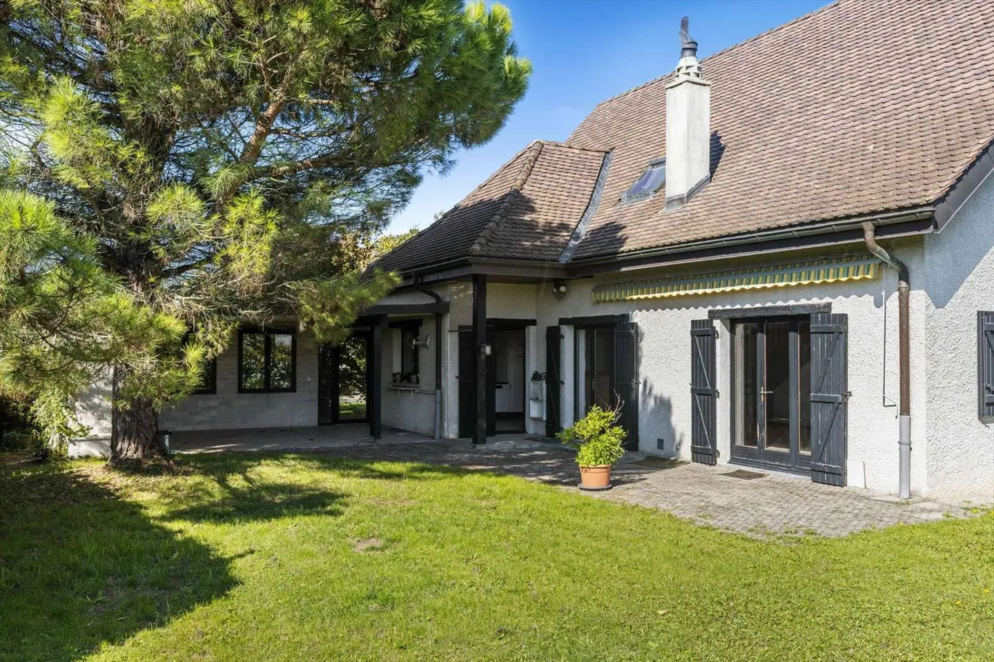 Charming Family Villa Near Shops - Photo 6 of 13