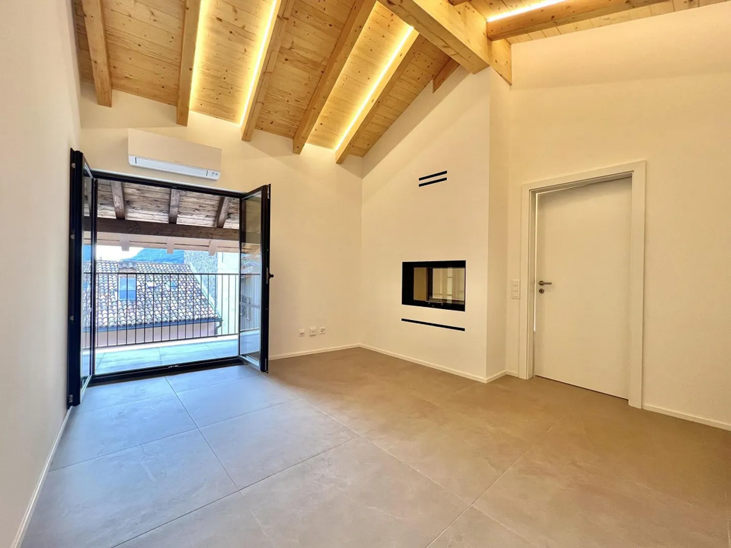 ZU VERMIETEN: Charmante 2,5 Zimmer mit Balkon in Riva San Vitale - Foto 2 von 9