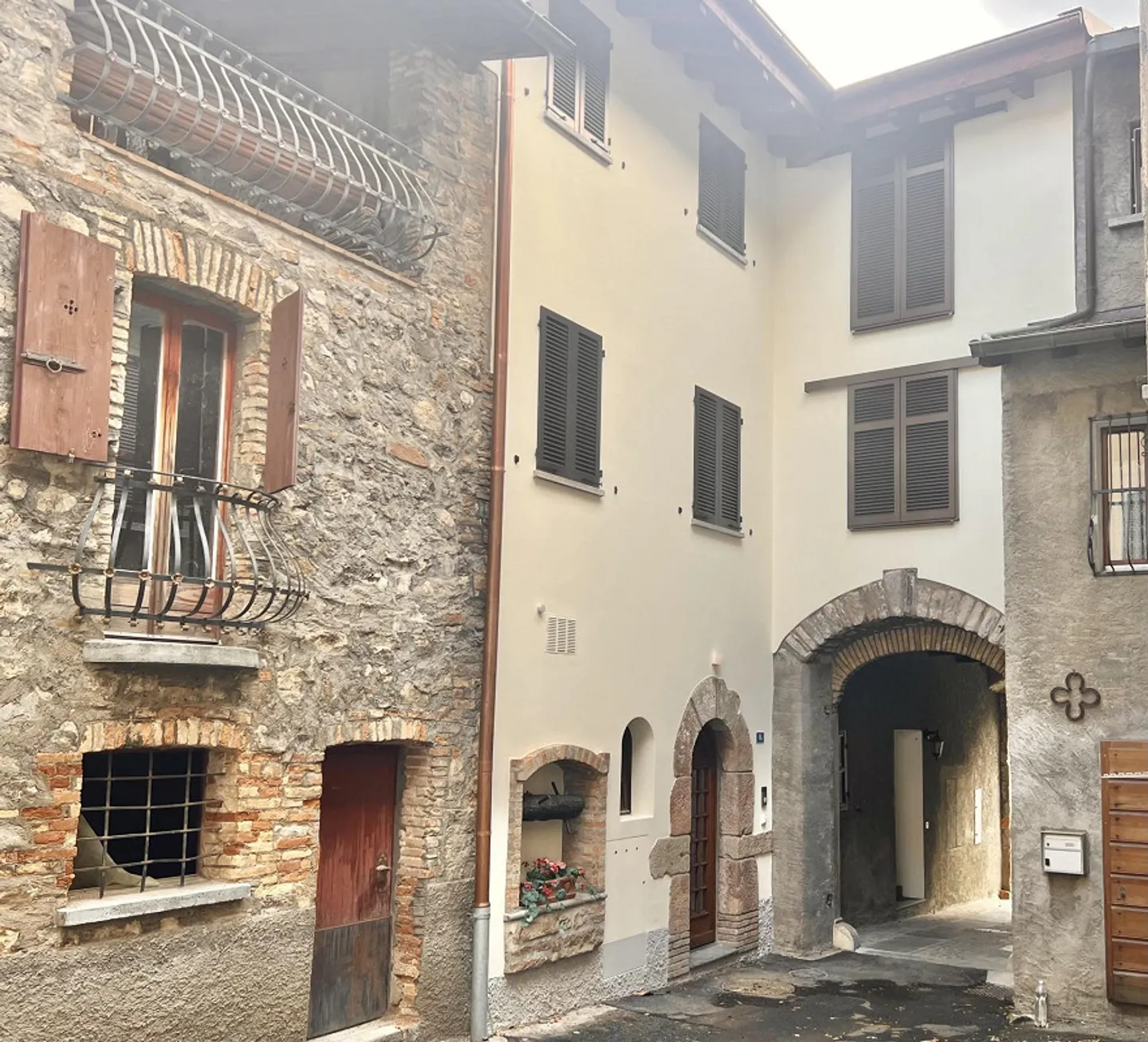 ZU VERMIETEN: Charmante 2,5 Zimmer mit Balkon in Riva San Vitale - Foto 8 von 9