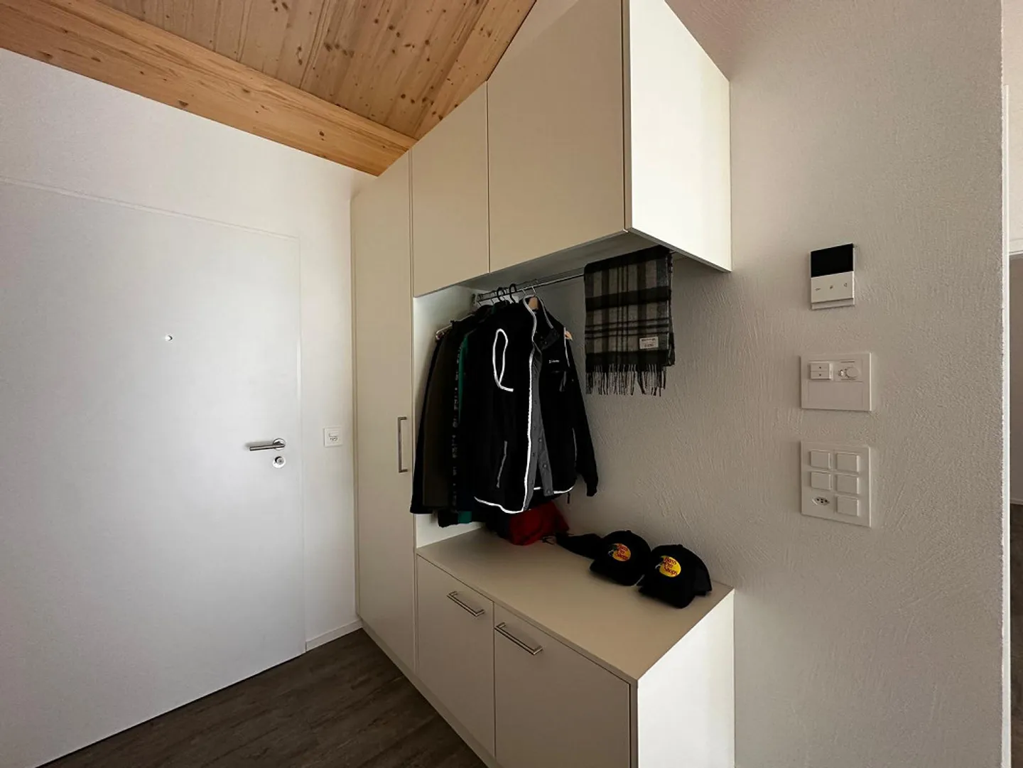 Moderno appartamento mansardato di 2,5 locali con balcone e vista mozzafiato - Foto 3 di 12