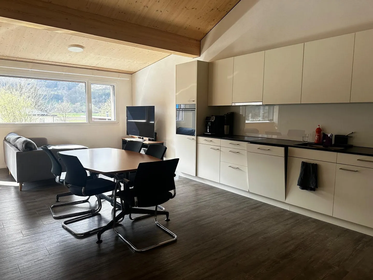 Moderno appartamento mansardato di 2,5 locali con balcone e vista mozzafiato - Foto 4 di 12