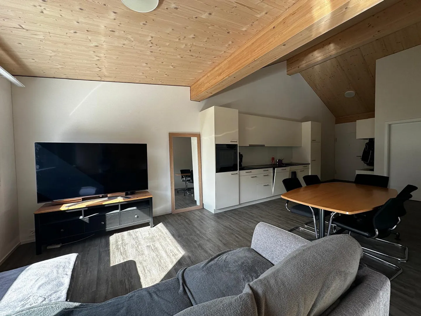 Moderno appartamento mansardato di 2,5 locali con balcone e vista mozzafiato - Foto 5 di 12