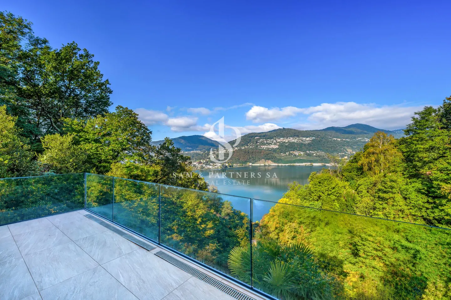 Apartment with lake view - Photo 1 of 10