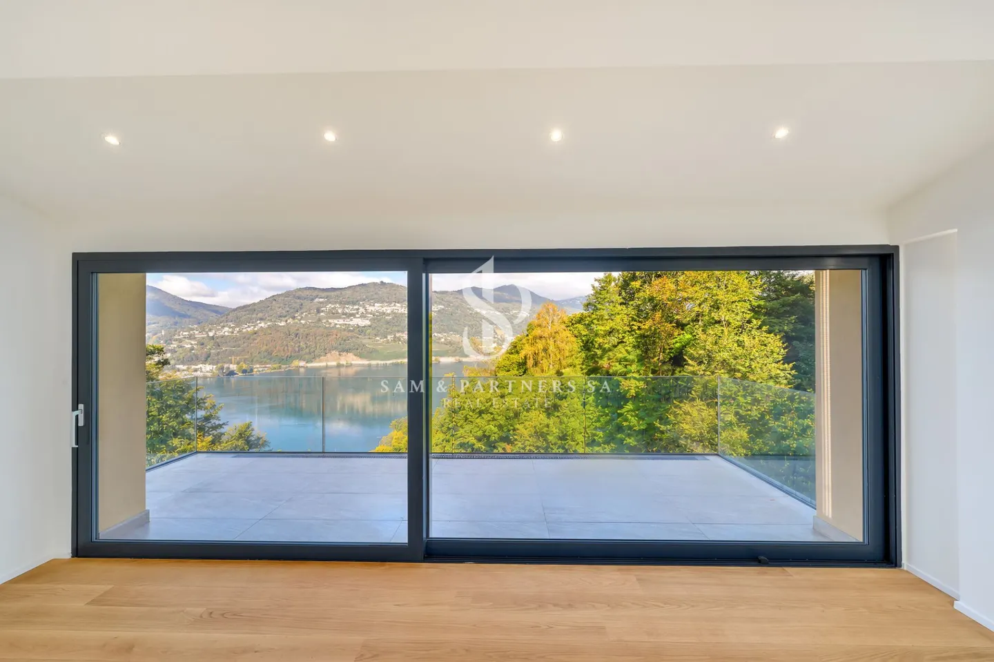 Apartment with lake view - Photo 2 of 10