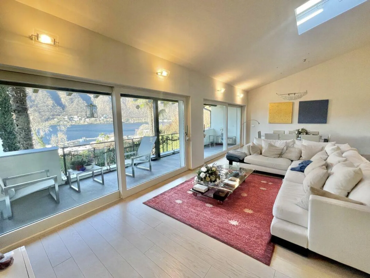 Morcote : Penthouse élégant avec vue sur le lac de Lugano, 2,5 pièces - Photo 1 sur 12