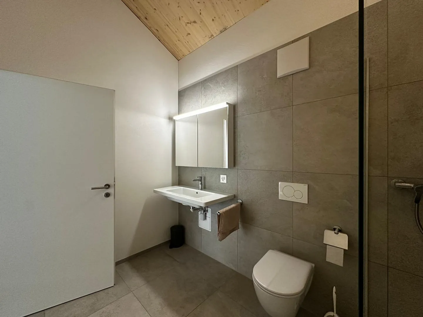 Moderno appartamento mansardato di 2,5 locali con balcone e vista mozzafiato - Foto 9 di 12