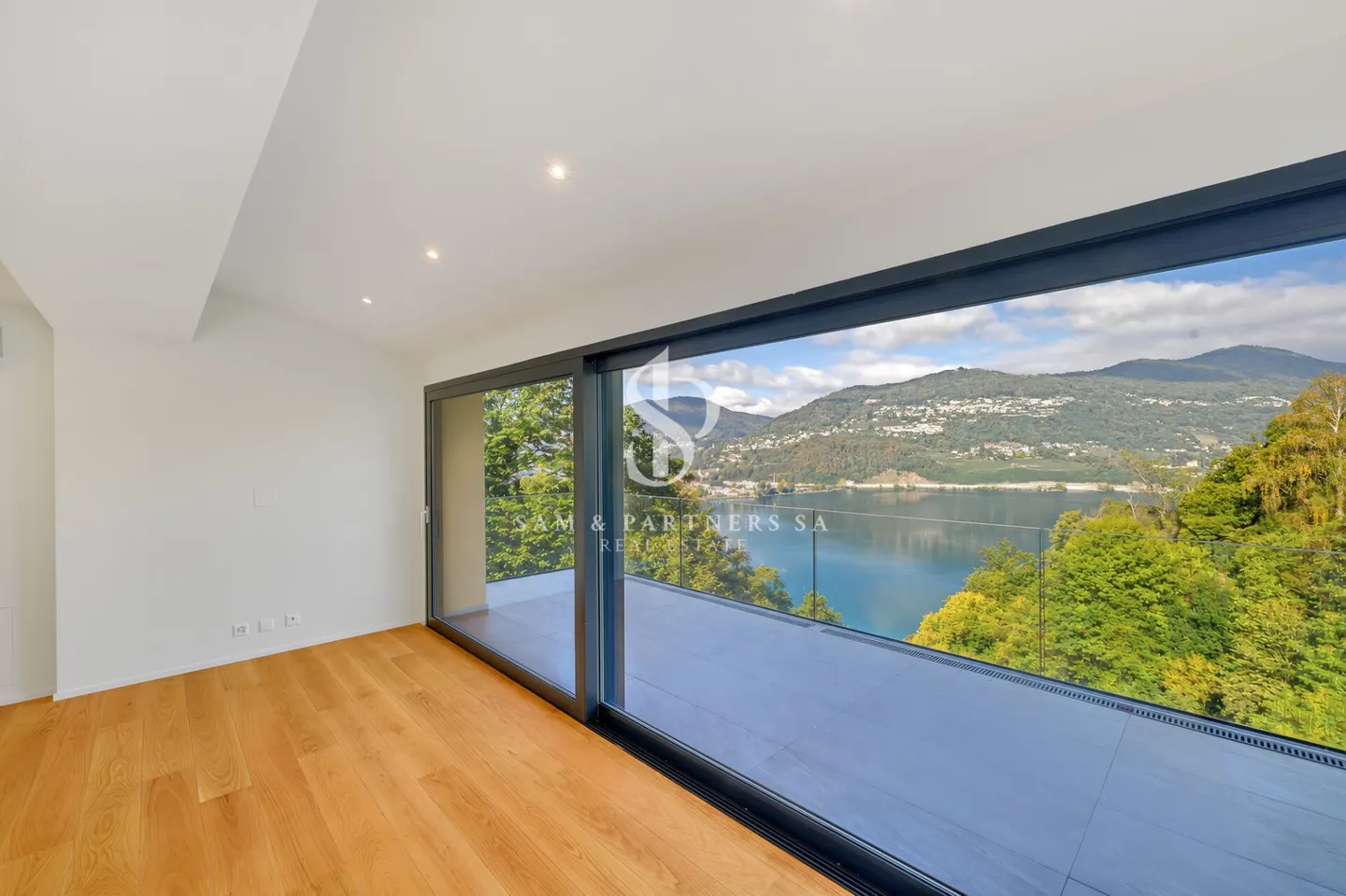 Apartment with lake view - Photo 3 of 10