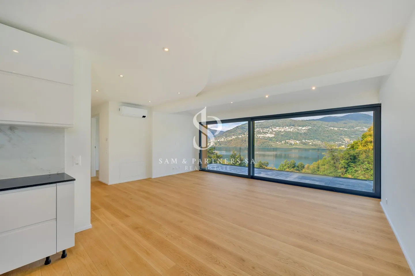 Apartment with lake view - Photo 4 of 10