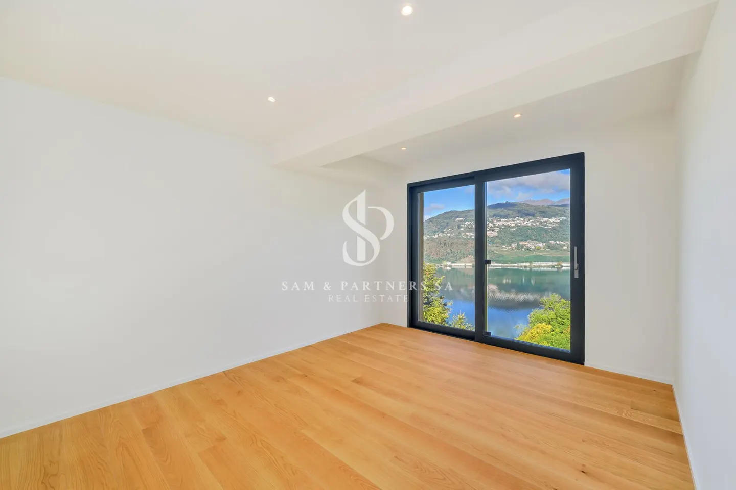 Apartment with lake view - Photo 6 of 10