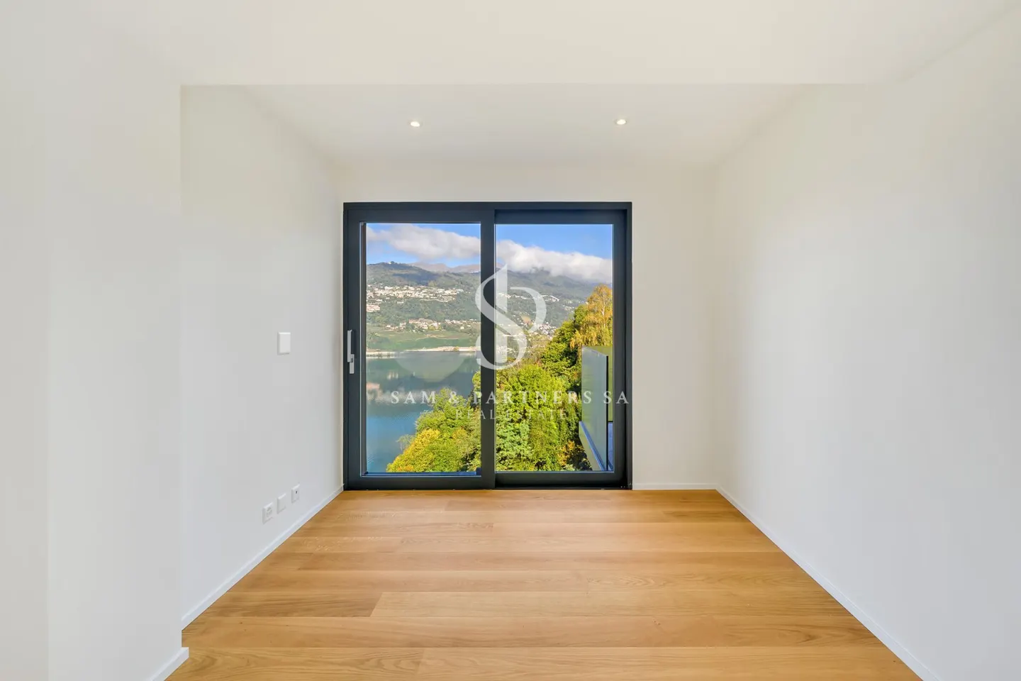 Apartment with lake view - Photo 8 of 10