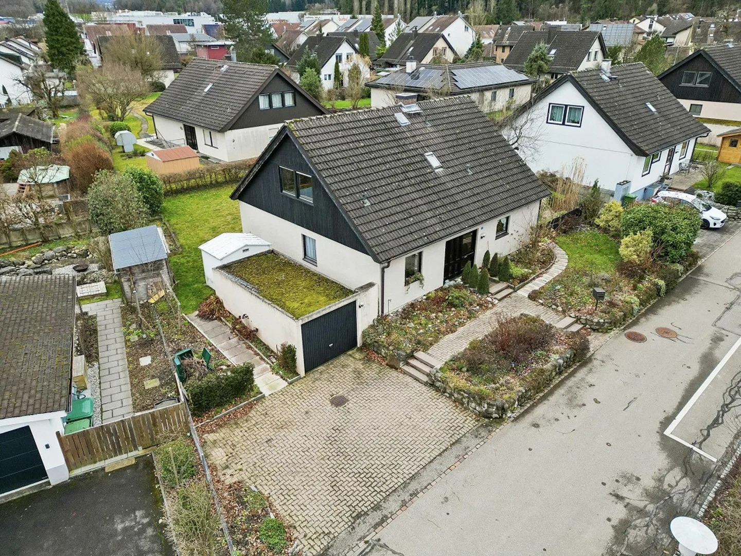 Maison individuelle indépendante avec potentiel d'extension et beaucoup d'espace extérieur - Photo 2 sur 13