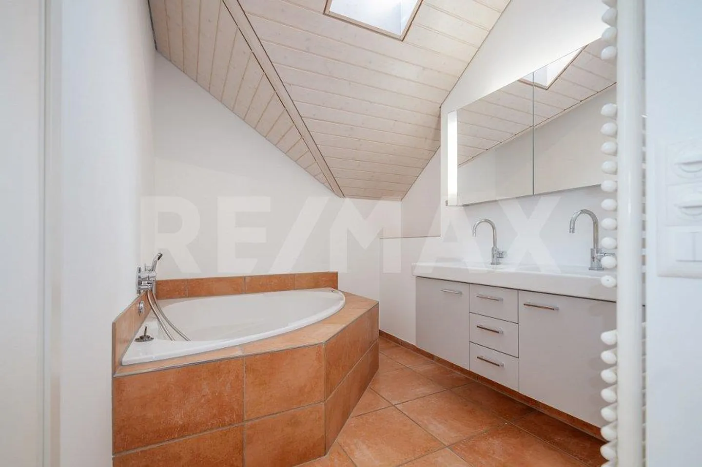Spacious Living on Two Floors - 180.8 m² Maisonette - Photo 10 of 13