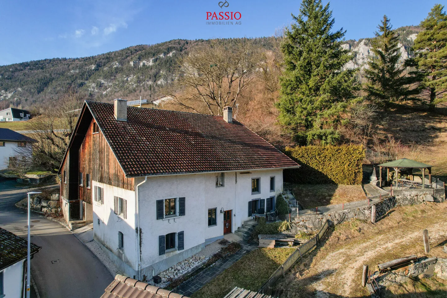 Grande casa colonica di 8 stanze con idillio da giardino e molto potenziale - Foto 1 di 32