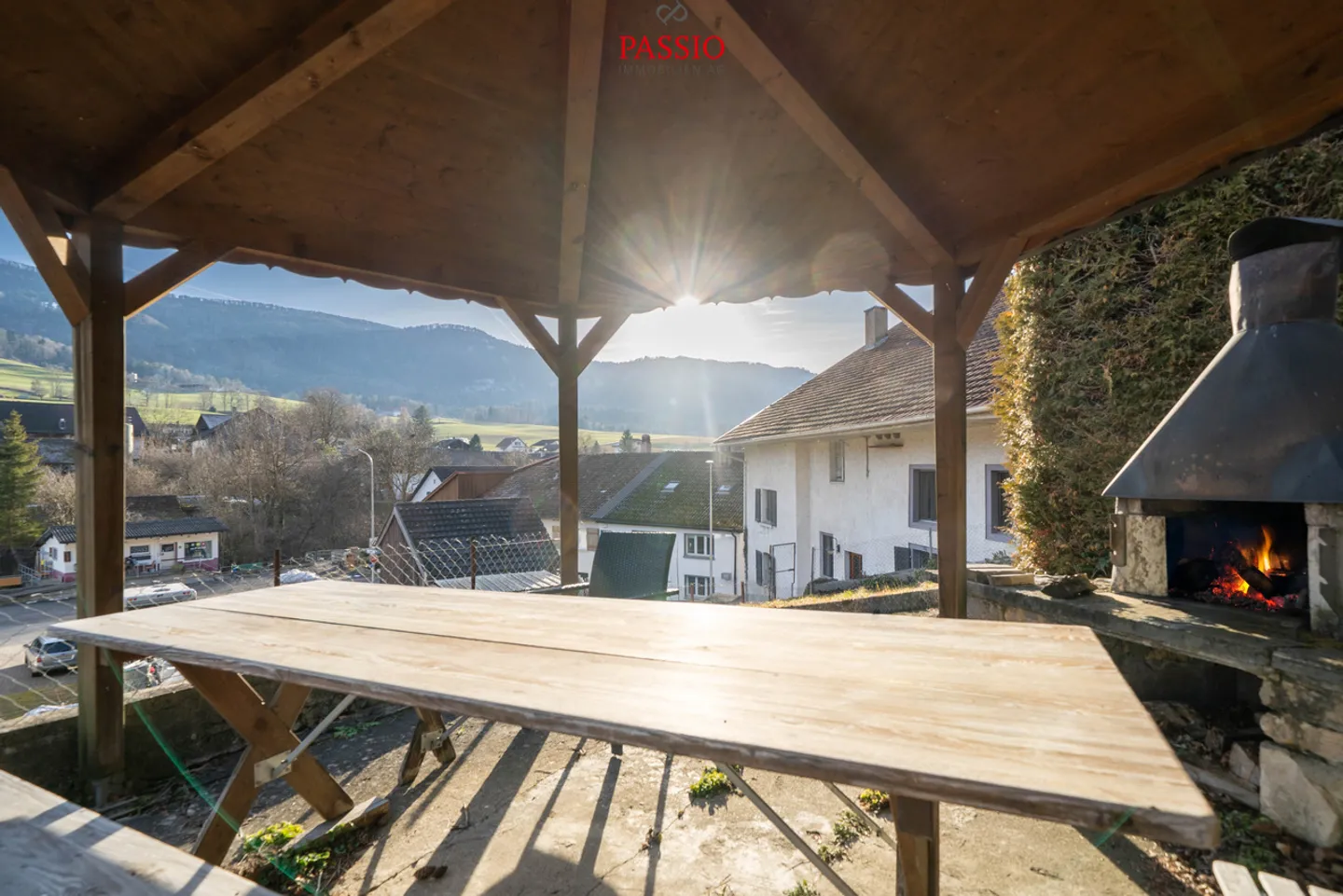 Grande casa colonica di 8 stanze con idillio da giardino e molto potenziale - Foto 2 di 32