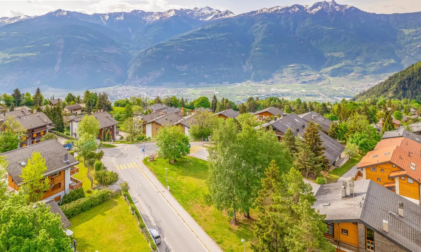 Land in the center of Ovronnaz with good development potential - Photo 2 of 13
