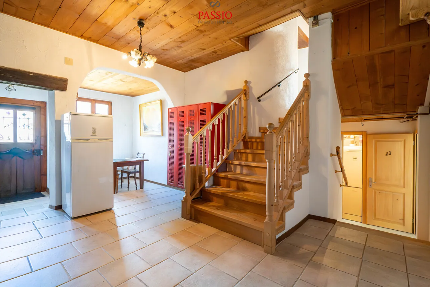 Grande casa colonica di 8 stanze con idillio da giardino e molto potenziale - Foto 7 di 32