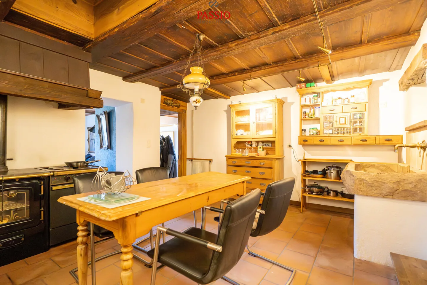 Grande casa colonica di 8 stanze con idillio da giardino e molto potenziale - Foto 9 di 32