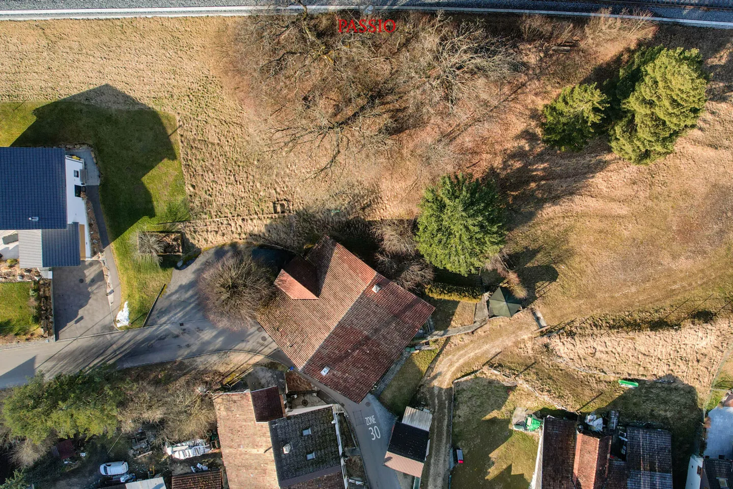 Grande casa colonica di 8 stanze con idillio da giardino e molto potenziale - Foto 4 di 32