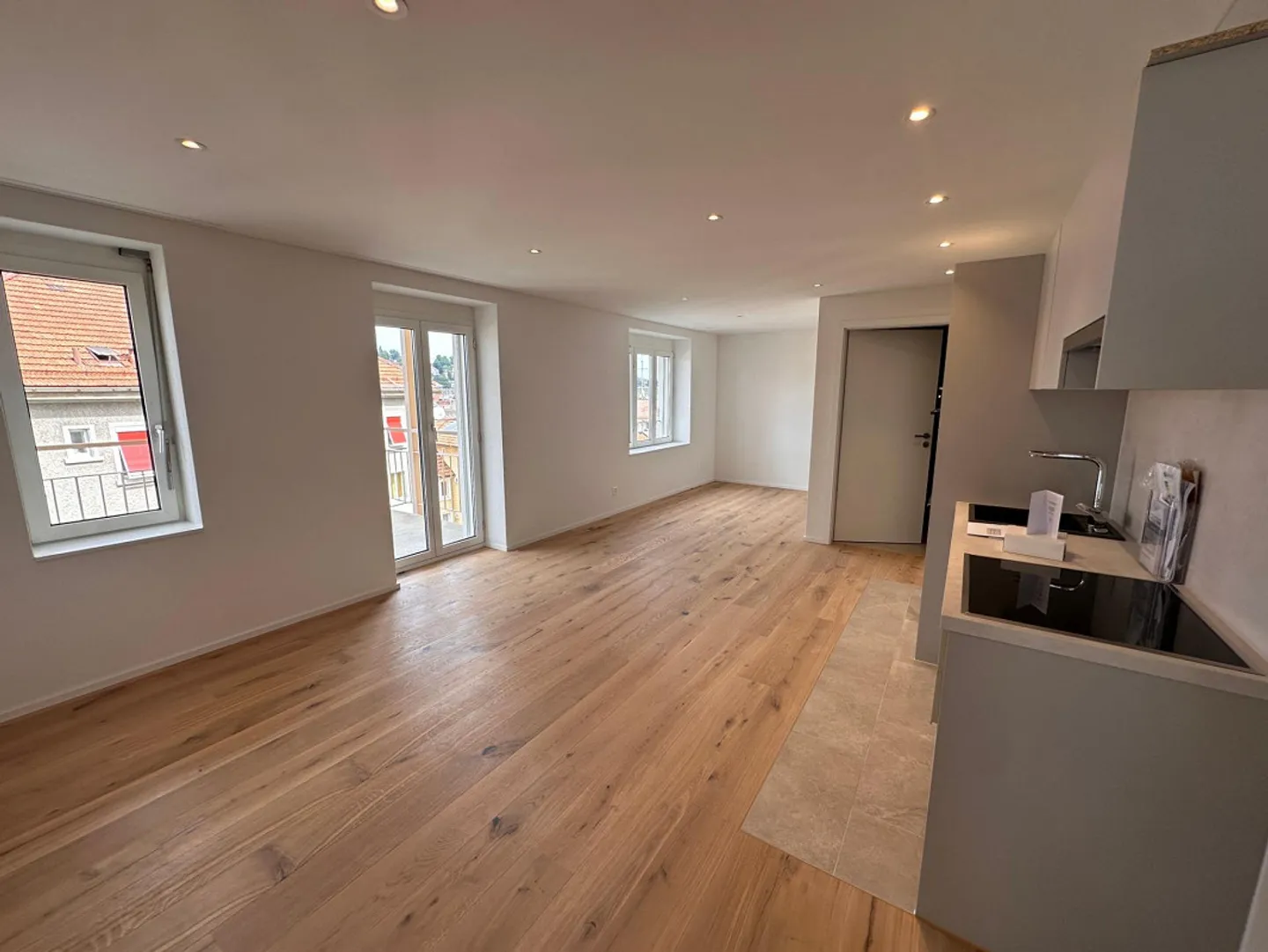 Appartement moderne 1.5 pièces avec balcon dans un emplacement central - Photo 2 sur 4