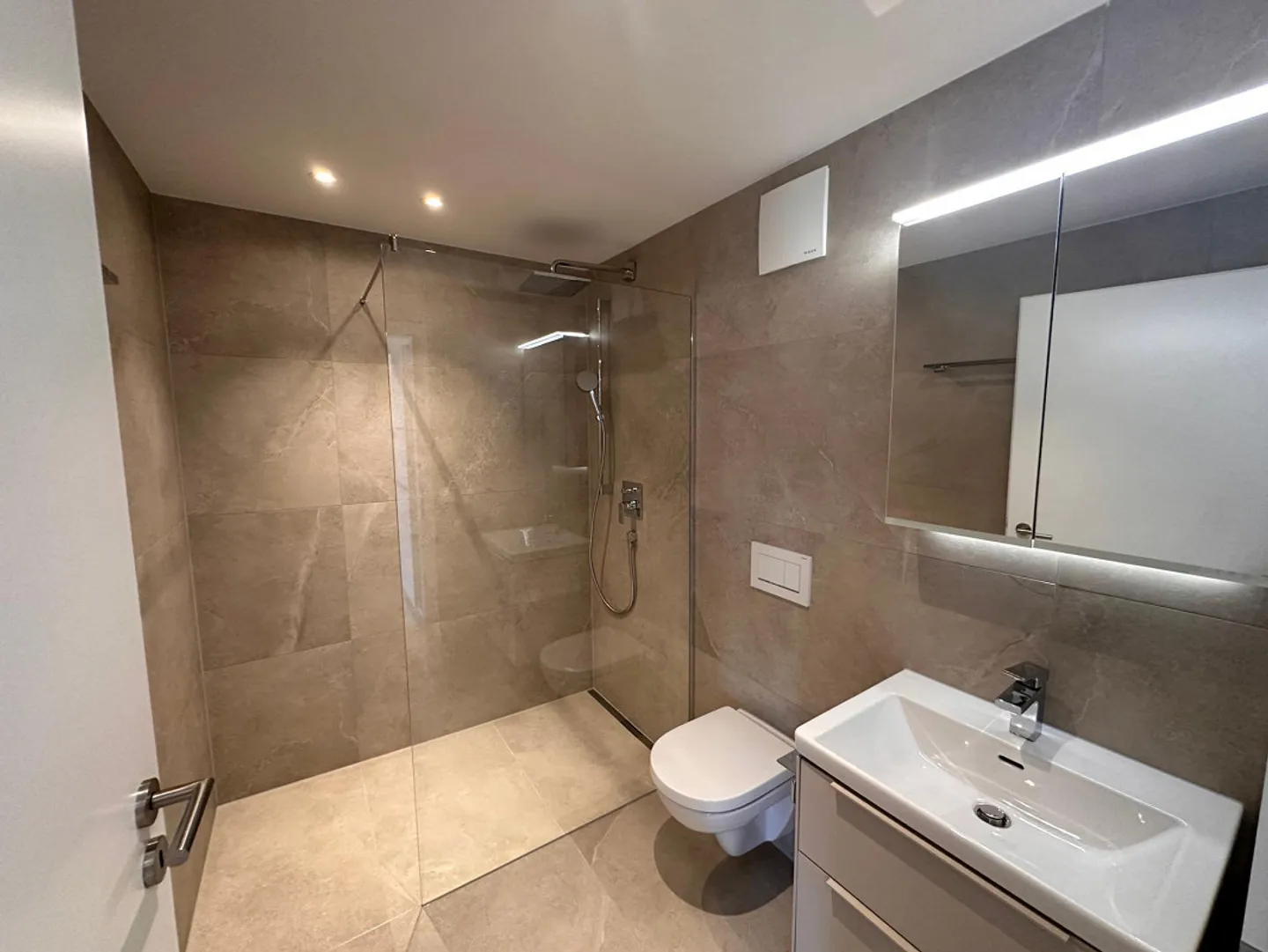 Appartement moderne 1.5 pièces avec balcon dans un emplacement central - Photo 3 sur 4