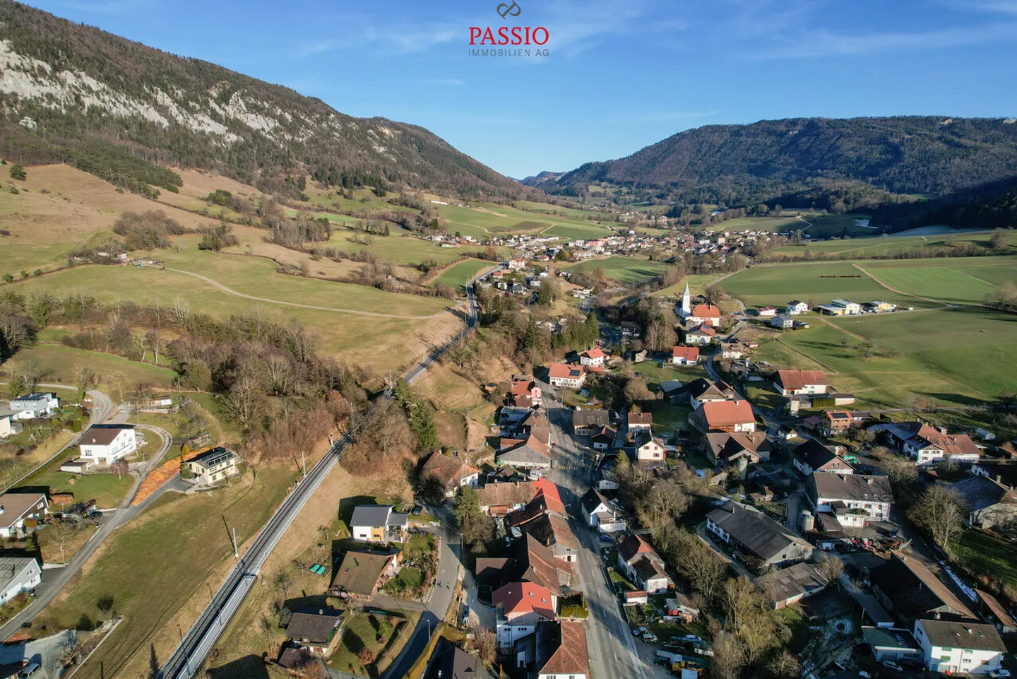 Grande casa colonica di 8 stanze con idillio da giardino e molto potenziale - Foto 31 di 32