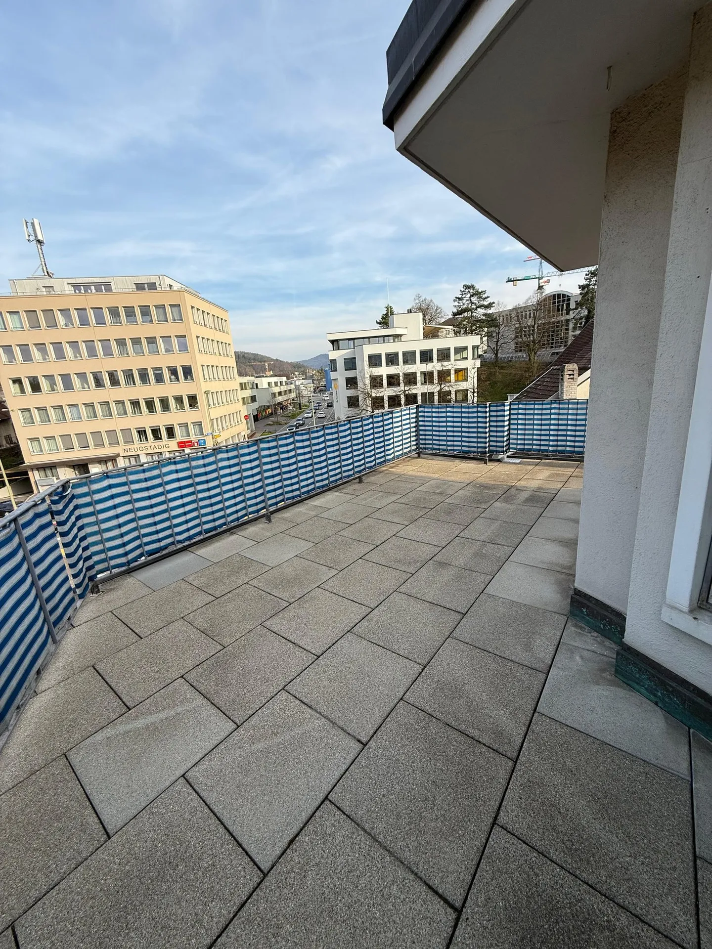 Appartement sous les combles rénové de 3 pièces dans un emplacement central de Liestal - Photo 12 sur 19